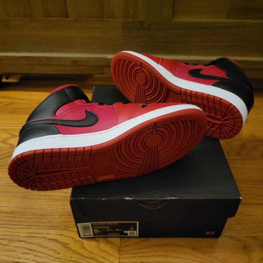 Jordan 1 Mid - Reverse Bred (Size 5Y/Woman 6.5)